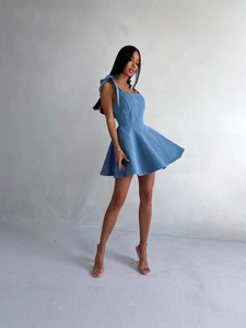 Denim mini-jurk met strikbandjes en getailleerde taille voor een hippe streetwear look