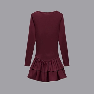 Robe bordeaux à manches longues avec ourlet à volants superposés et tissu en maille lisse