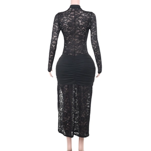 Détail de la dentelle noire et texture du tissu plissé sur cette robe longue ajustée