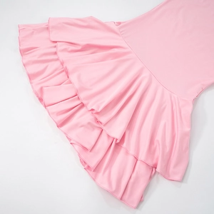 Detailaufnahme des rosa Volantsaums und der hochwertigen Strickstoffstruktur des Kleides
