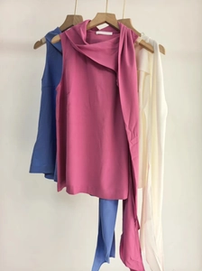 Détail de trois hauts sans manches en mousseline avec col à nouer en plusieurs coloris