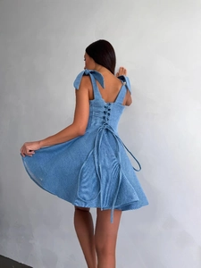 Blauwe denim jurk met vierkante hals, schouderstrikken en vetersluiting op de rug