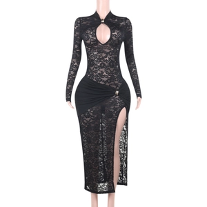 Détail de robe en dentelle florale noire avec découpe et fente latérale haute