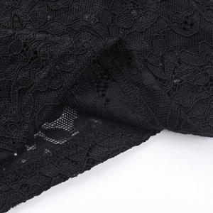 Vue macro détaillée du tissu en dentelle florale noire avec texture brodée fine