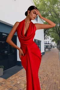Vue détaillée d'une robe maxi en satin rouge avec col bénitier et plis élégants