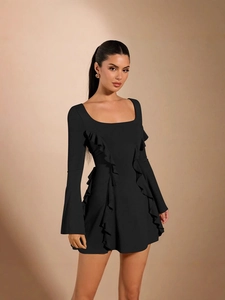 Robe fourreau noire ajustée avec dentelle florale 3D et manches longues évasées