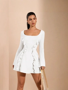 Robe courte blanche chic avec encolure carrée, bordures à volants et manches cloche