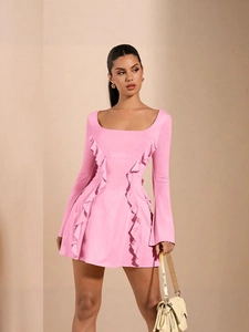 Robe mini moulante rose à manches longues avec détails à volants et encolure carrée