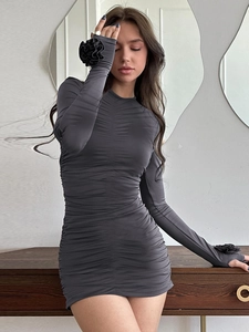 Robe courte froncée gris foncé à manches longues avec détails floraux 3D aux poignets