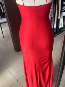 Détail de la robe licou rouge moulante montrant la fente arrière et le tissu extensible