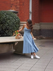 Abito lungo in denim azzurro con scollo a V, corpino stile corsetto e spalline sottili