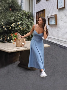 Abito lungo sexy in denim con scollo a V, vita a corsetto e spalline sottili in blu chiaro