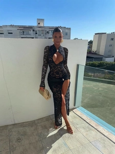Robe maxi élégante en dentelle noire à manches longues avec découpe et fente latérale haute