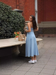 Abito midi in denim azzurro con scollo a V, schiena smock e spalline sottili
