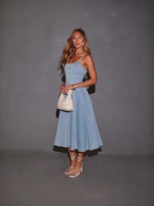 Abito midi in denim azzurro con scollo a V, spalline sottili e silhouette a trapezio alta