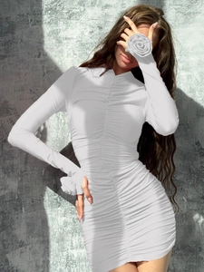 Robe courte moulante blanche à manches longues avec détails froncés et fleurie