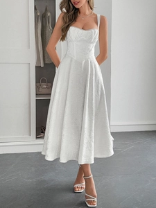 Robe midi élégante en jacquard blanc avec décolleté en cœur et taille haute