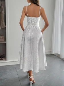 Robe midi blanche élégante en jacquard avec fines bretelles et dos nu à lacets croisés