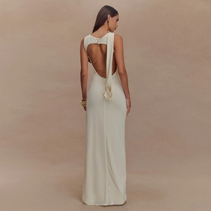 Elegante dettaglio della schiena scoperta di un abito crema con drappeggio e pieghe