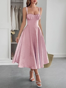 Robe mi-longue élégante en jacquard rose avec bretelles et silhouette évasée
