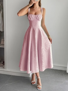Texture détaillée du tissu jacquard rose sur une robe longue élégante sans manches