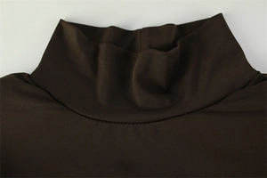 Détail du col montant et texture du tissu en maille marron foncé de la robe ajustée