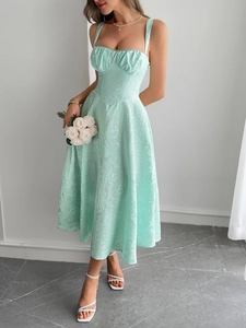 Robe midi élégante vert menthe en jacquard fleuri avec décolleté cœur et coupe trapèze