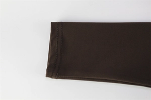 Vue détaillée du poignet marron foncé avec coutures à double aiguille de haute qualité