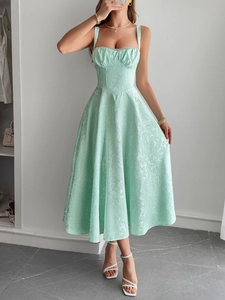 Gros plan détaillé du tissu jacquard menthe sur cette élégante robe d'été à bretelles