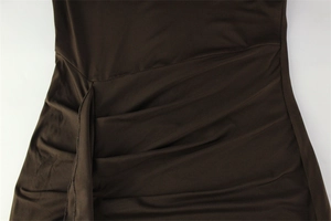 Détail de robe marron foncé montrant les fronces et la texture des plis latéraux