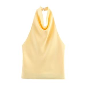Détail du col bénitier drapé et de la texture satinée sur le haut licou jaune clair