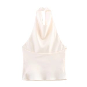 Vue détaillée du haut licou en satin élégant avec des plis drapés en blanc ivoire