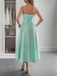 Détail de la robe jacquard vert menthe montrant le laçage élégant au dos et la texture fine