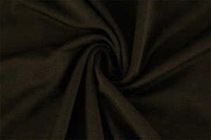 Vue macro du tissu tricoté marron foncé avec tissage en spirale et drapé soyeux