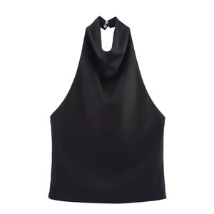 Détail d'un top licou en satin noir avec col montant et boutons blancs à l'arrière