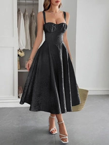 Robe midi élégante en jacquard noir avec col en cœur et coupe trapèze flatteuse
