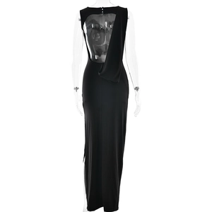 Dettaglio dell'elegante design senza schienale con tessuto drappeggiato su abito nero