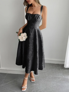 Détail du tissu jacquard floral noir élégant sur une robe d'été à fines bretelles