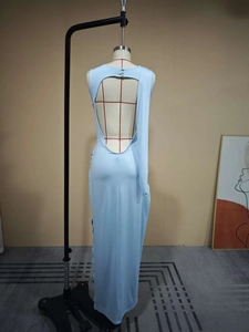 Dettaglio del design a schiena scoperta con chiusura a bottone sull'abito lungo plissettato