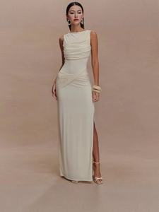 Elegante abito lungo a pieghe color crema senza maniche con collo tondo e spacco