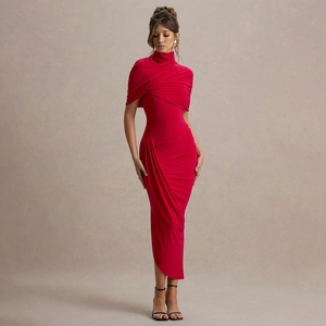 Détails d'une robe rouge moulante avec décolleté plissé croisé élégant et froncements