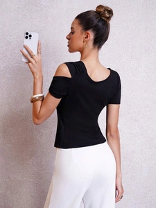 T-shirt noir ajusté à une épaule dénudée pour femme avec une coupe asymétrique élégante