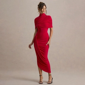 Détail de la robe moulante rouge avec encolure drapée élégante et design plissé chic