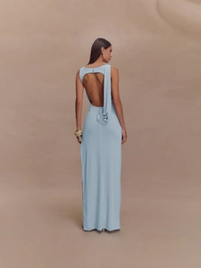 Elegante abito lungo blu baby con schiena scoperta, dettaglio drappeggiato e vestibilità slim