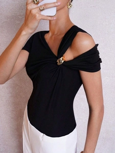 Haut asymétrique noir chic à une épaule avec un détail d'anneau doré sur la poitrine