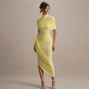 Détail de la robe longue jaune pâle avec fronces et épaule drapée asymétrique chic
