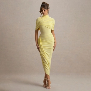 Gros plan sur la robe ajustée jaune pâle avec détails plissés croisés et tissu multicouche