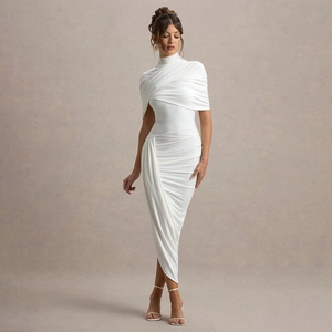 Détail d'une robe moulante blanche avec col bénitier et textures drapées élégantes