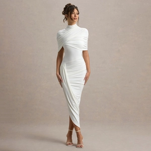 Détail d'une robe longue blanche élégante et moulante avec fronces et col montant chic