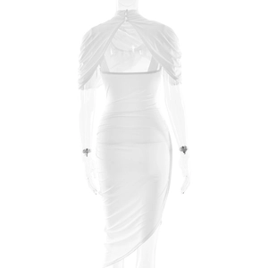 Détail de la robe moulante blanche avec dos nu découpé et design châle plissé élégant